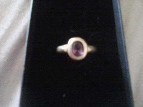 9CT GOLD RING WITH PURPLE STONE SIZE 8